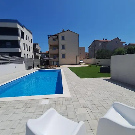 Lucy - With Heated Saltwater Pool And Free Private Parking Appartement *