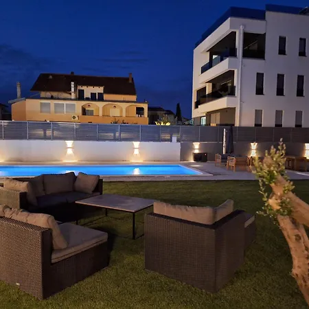 Lucy - With Heated Saltwater Pool And Free Private Parking * 扎达尔