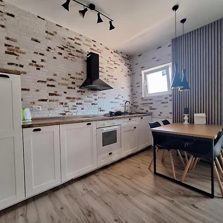 Lucy With Heated Saltwater Pool And Free Private Parking *