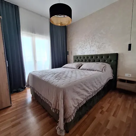 Lucy With Heated Saltwater Pool And Free Private Parking