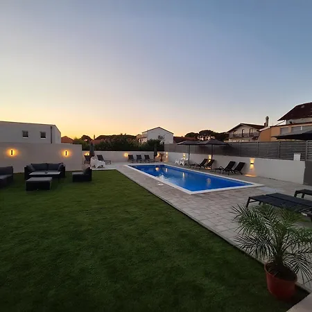 Lucy - With Heated Saltwater Pool And Free Private Parking 扎达尔