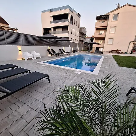 Lucy With Heated Saltwater Pool And Free Private Parking * Zára