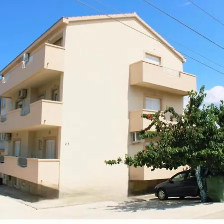 Lucy - With Heated Saltwater Pool And Free Private Parking Zadar