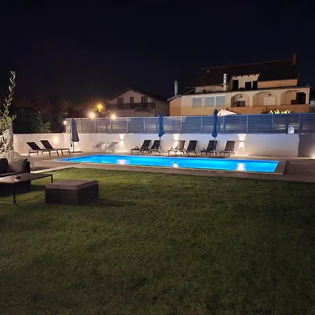 Lucy With Heated Saltwater Pool And Free Private Parking Appartement