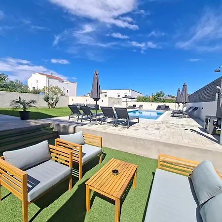 Lucy With Heated Saltwater Pool And Free Private Parking Apartman Zára
