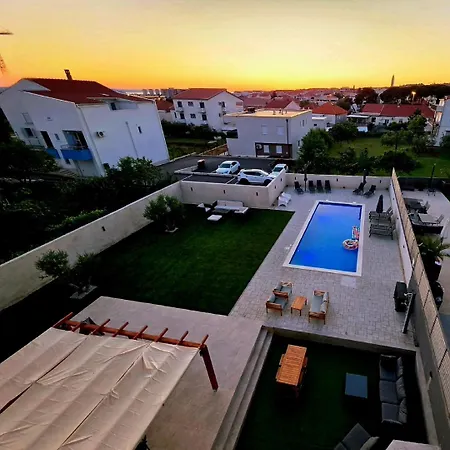 Lucy With Heated Saltwater Pool And Free Private Parking 아파트