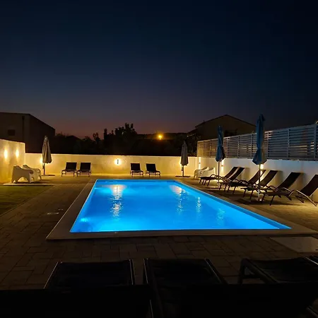 Lucy With Heated Saltwater Pool And Free Private Parking 아파트 *
