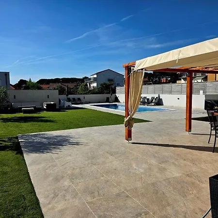 Lucy - With Heated Saltwater Pool And Free Private Parking Appartement