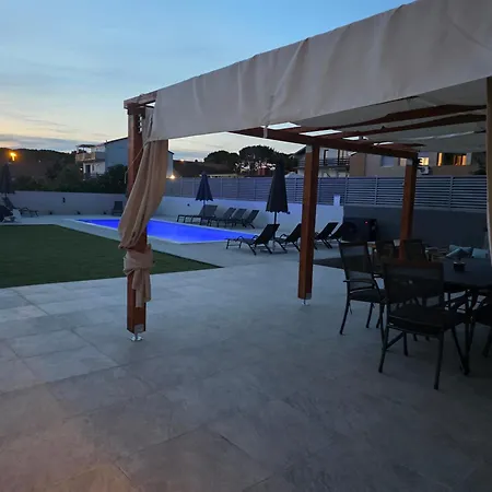 Lucy - With Heated Saltwater Pool And Free Private Parking Apartment *