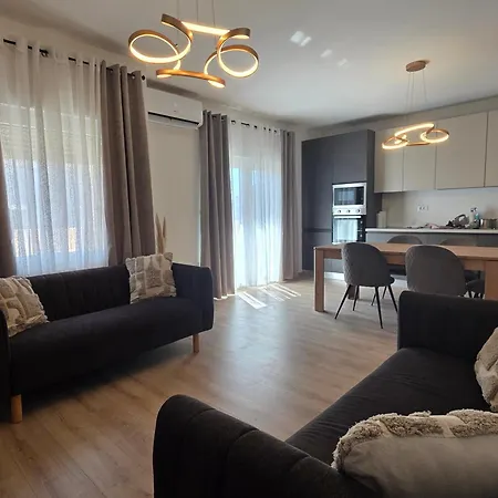 Lucy - With Heated Saltwater Pool And Free Private Parking Apartment