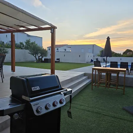 Lucy - With Heated Saltwater Pool And Free Private Parking Apartamento