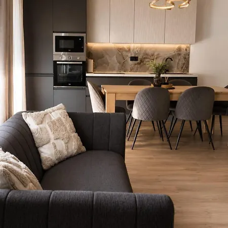 Lucy - With Heated Saltwater Pool And Free Private Parking Appartement