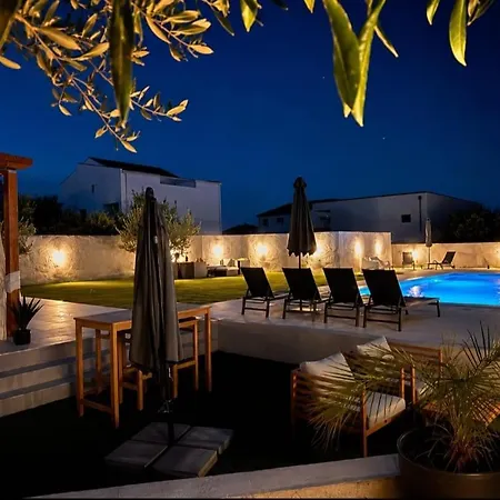 Lucy - With Heated Saltwater Pool And Free Private Parking Appartement Zadar