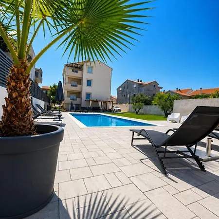 Lucy - With Heated Saltwater Pool And Free Private Parking Appartement