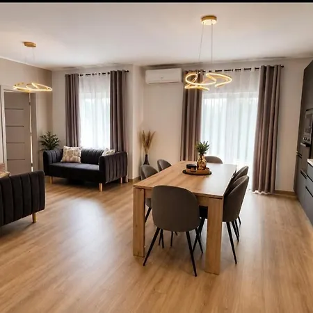 Lucy - With Heated Saltwater Pool And Free Private Parking Appartement