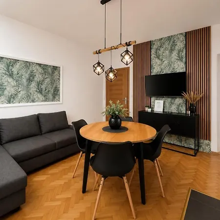 Lucy - With Heated Saltwater Pool And Free Private Parking Appartement *