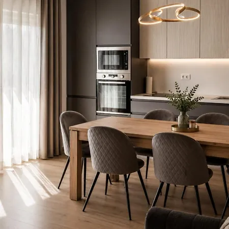 Lucy - With Heated Saltwater Pool And Free Private Parking Apartamento *