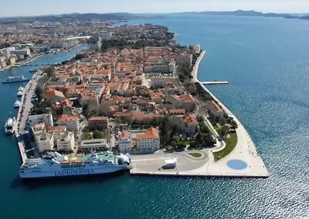 Lucy With Heated Saltwater Pool And Free Private Parking