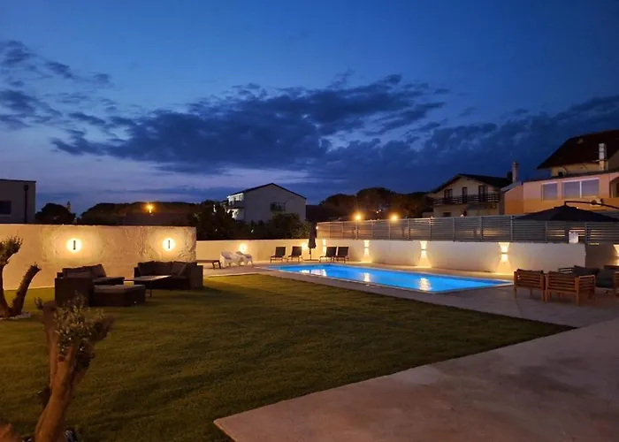 Lucy With Heated Saltwater Pool And Free Private Parking 扎达尔