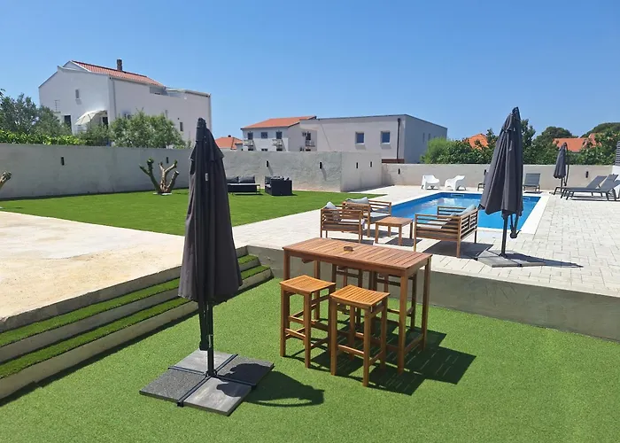 Lucy With Heated Saltwater Pool And Free Private Parking 公寓 扎达尔