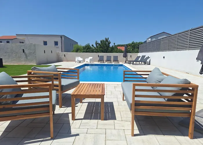 Lucy With Heated Saltwater Pool And Free Private Parking Zadar