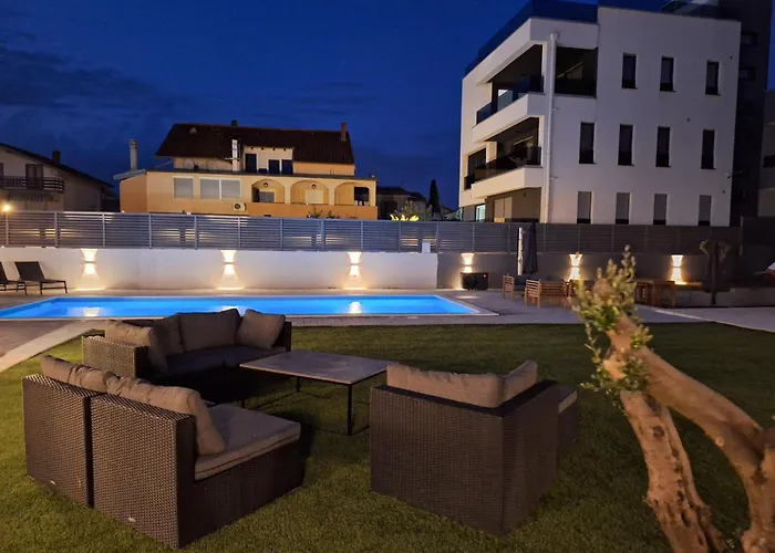 Lucy With Heated Saltwater Pool And Free Private Parking * 扎达尔