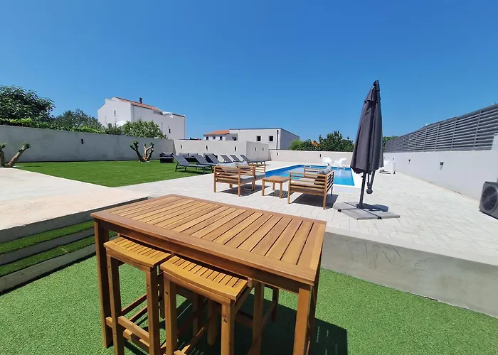 Lucy With Heated Saltwater Pool And Free Private Parking 公寓