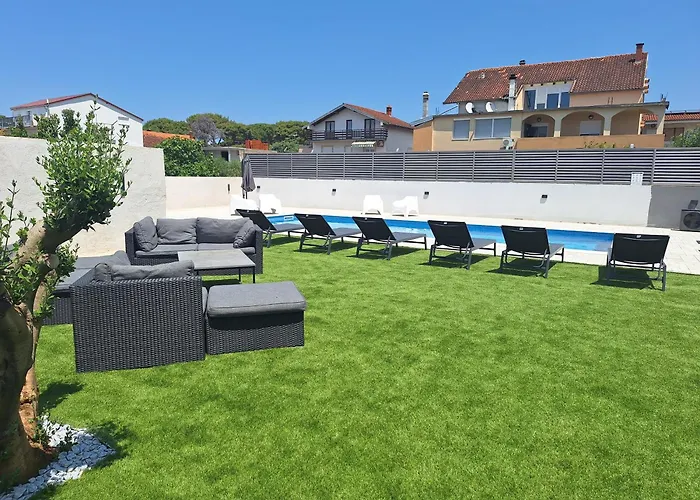 Lucy With Heated Saltwater Pool And Free Private Parking Lägenhet *