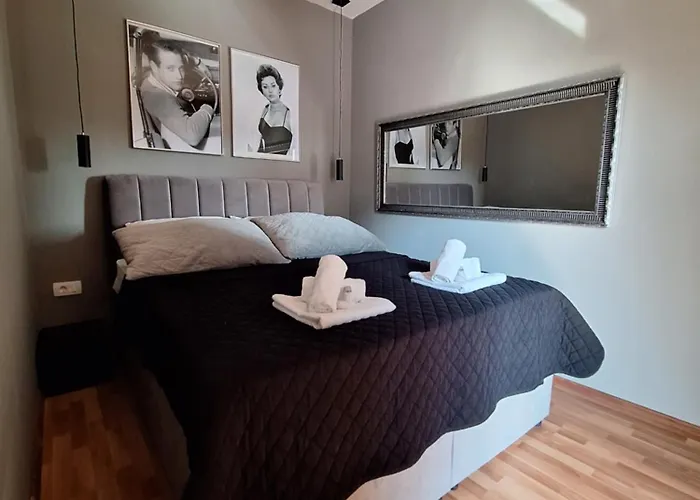 Lucy With Heated Saltwater Pool And Free Private Parking