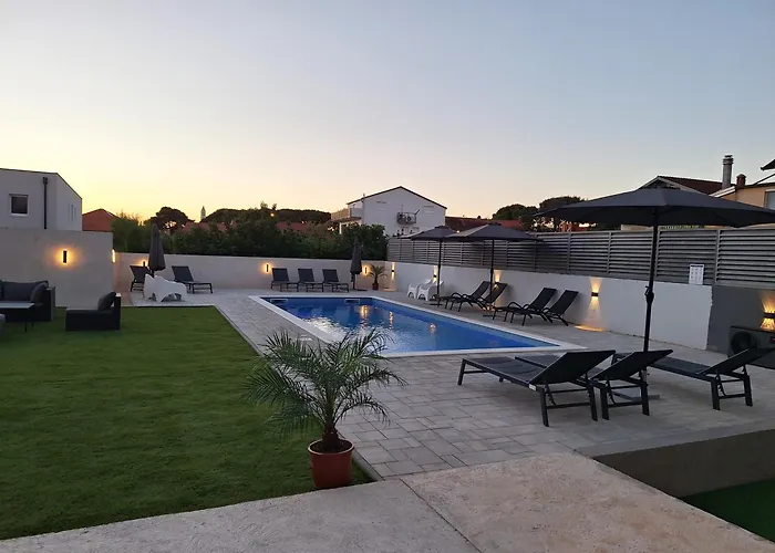 Lucy With Heated Saltwater Pool And Free Private Parking 公寓 *