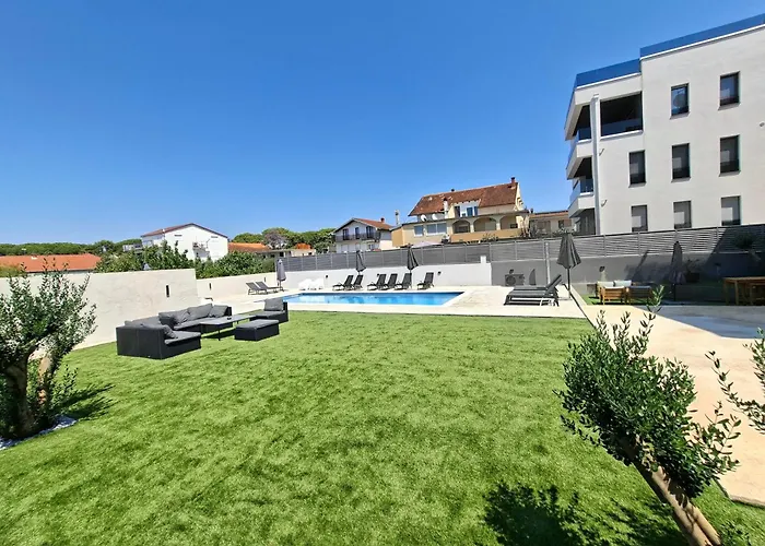 Lägenhet Lucy With Heated Saltwater Pool And Free Private Parking